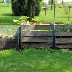 Bacs à compost dans un jardin