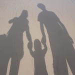 Reflet sur le sol de quatre ombres représentant des parents et leurs enfants
