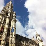 Ciel nuageux au-dessus de l'hôtel de Ville de Bruxelles