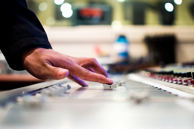 Table de mixage dans un studio d'enregistrement